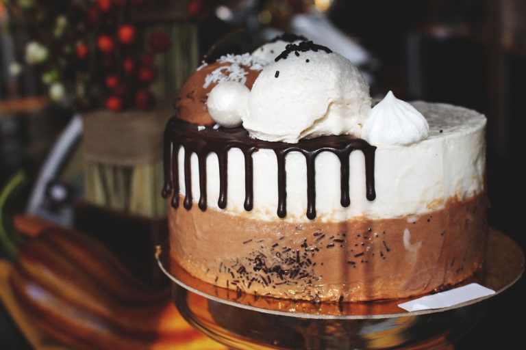 chocolate and vanilla gelato cake
